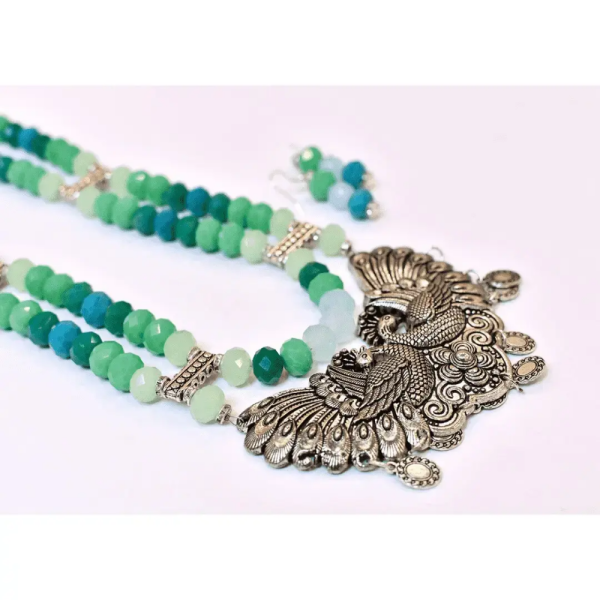 FACETED GLASS BEADS NECKLACE WITH METAL PENDENT