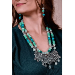 FACETED GLASS BEADS NECKLACE WITH METAL PENDENT