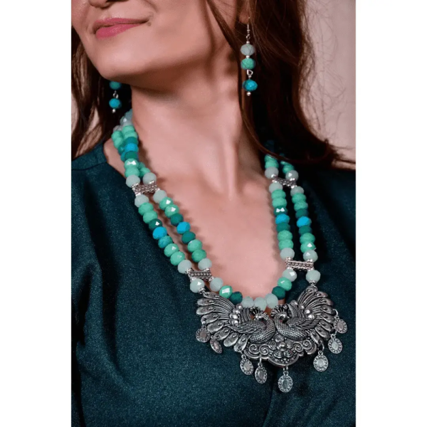 FACETED GLASS BEADS NECKLACE WITH METAL PENDENT
