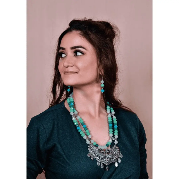 FACETED GLASS BEADS NECKLACE WITH METAL PENDENT