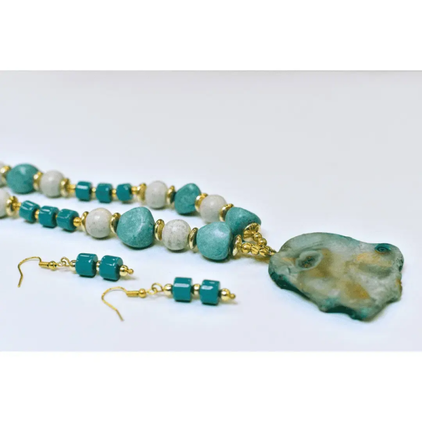NECKLACE WITH SEMI-PRECIOUS STONE PENDENT