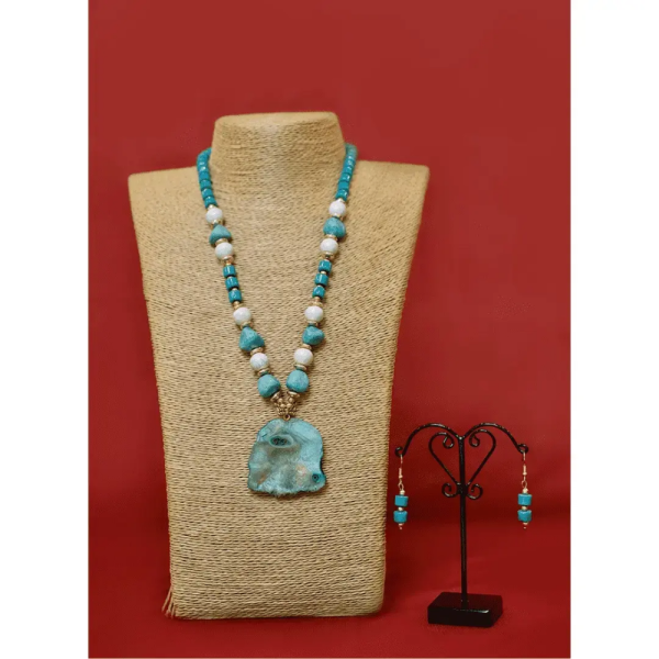 NECKLACE WITH SEMI-PRECIOUS STONE PENDENT