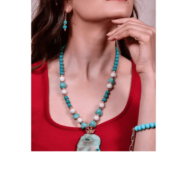NECKLACE WITH SEMI-PRECIOUS STONE PENDENT